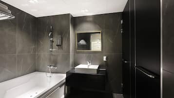 Grand Room | Bathroom | Shower, free toiletries, hair dryer, slippers