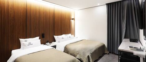 Escritorio, espacio para trabajar con laptop y wifi gratis