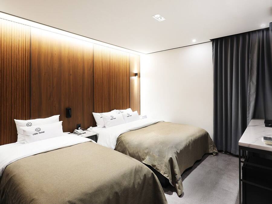 Tomannsrom | Skrivebord, skrivebord for bærbar PC og wi-fi (inkludert)