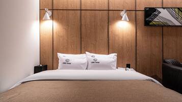 Basic Double Room | Desk, laptop workspace, free WiFi