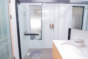 Shower, towels, toilet paper - Modern Kilimani Studio - Pool • Gym • Fast Wi-Fi • Secure Stay (Nairobi)