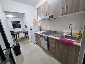 Eenvoudig appartement, balkon, uitzicht op resort | Badkamer