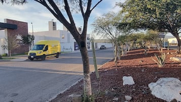 Vista frontal de la propiedad