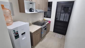 Departamento básico, balcón, vista al resort | Cocina privada