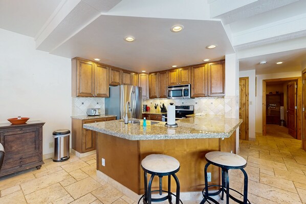 Refrigerador, microondas, horno, placa de cocina