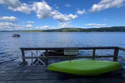 Cozy home with lake front property, views, bbq, dock, kayak, wifi, TV, w/d