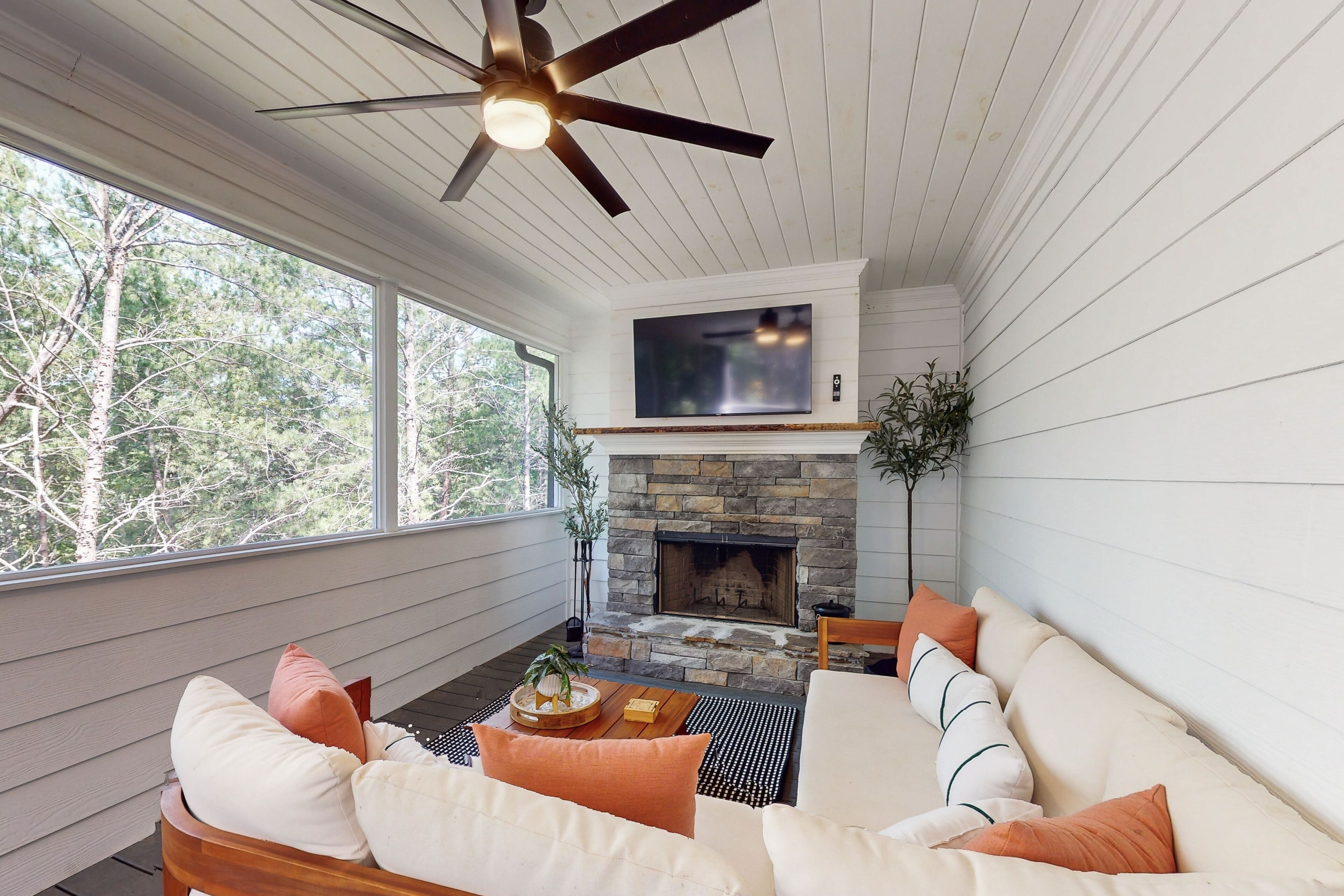 Télévision, cheminée, baby-foot