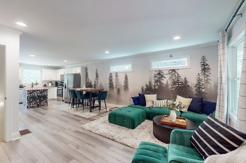 Spacious cottage with private hot tub, wifi + mountain views