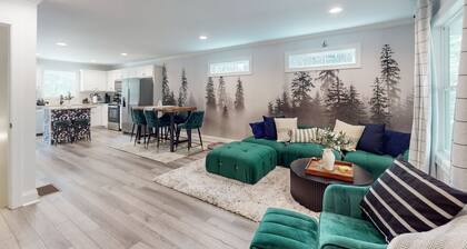 Spacious cottage with private hot tub, wifi + mountain views