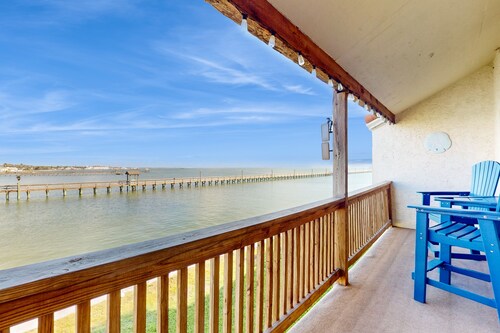 Coastal condo with shared pool & great views - great location