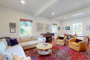 TV, fireplace, books - Stunning restored farmhouse with firepit, deck and loungers & gas grill (Vashon)