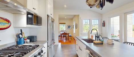 Kjøleskap, mikrobølgeovn, ovn og kokeplater