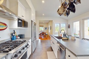 Fridge, microwave, oven, stovetop - Stunning restored farmhouse with firepit, deck and loungers & gas grill (Vashon)