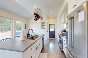 Fridge, microwave, oven, stovetop - Stunning restored farmhouse with firepit, deck and loungers & gas grill (Vashon)