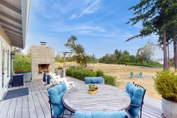 Outdoor dining - Stunning restored farmhouse with firepit, deck and loungers & gas grill (Vashon)