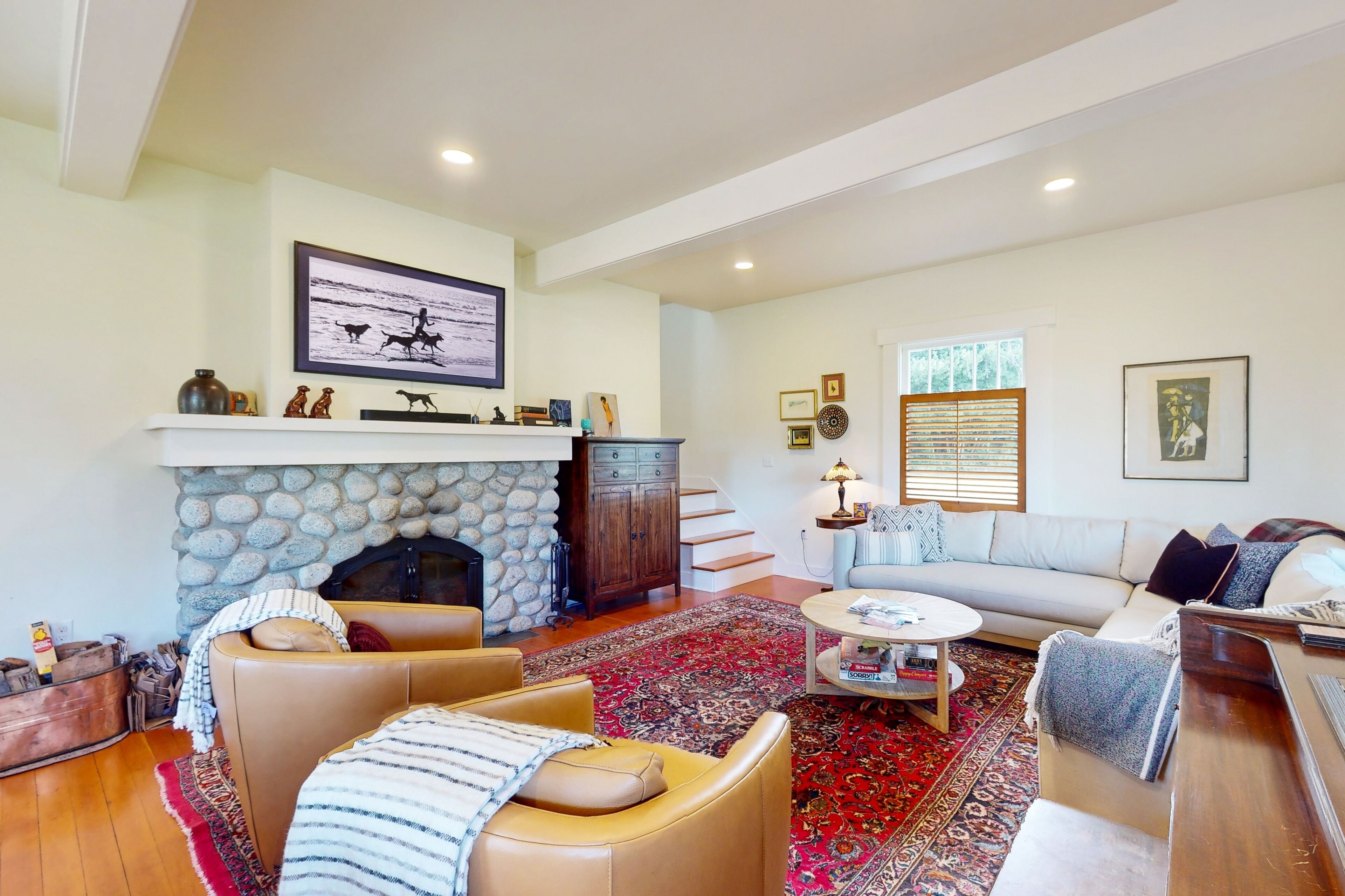 Stunning restored farmhouse with firepit, deck and loungers & gas grill