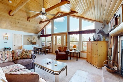Charming house w/ incredible views, private hot tub, dog-friendly