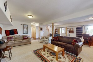TV, fireplace, DVD player, foosball - Charming house w/ incredible views, private hot tub, dog-friendly (Angel Fire)