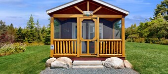 Cozy Cabin with Ocean and Mountain Views, Free Internet