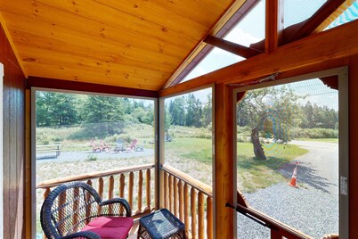 Cozy Cabin with Ocean and Mountain Views, Free Internet