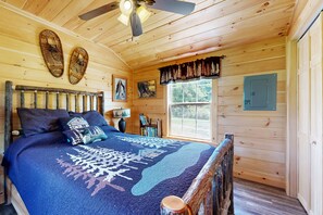 1 bedroom, iron/ironing board, internet, bed sheets - Cozy Cabin with Ocean and Mountain Views, Free Internet (Sullivan)
