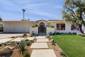 Property grounds - Desert home with sauna, netflix streaming, pool & dog friendly (Indian Wells)