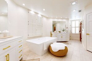 Secador de cabelo, toalhas de banho