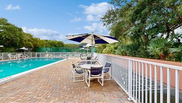 حمّام سباحة مُدفَّأ