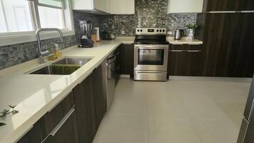 雪櫃、微波爐、焗爐、爐具