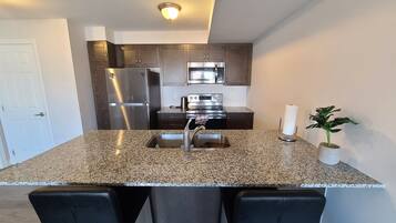 Micro-ondes, four, plaque de cuisson, lave-vaisselle