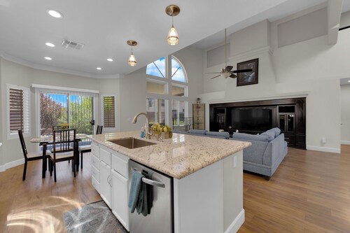 Luxury 5-bedroom house near to Strip