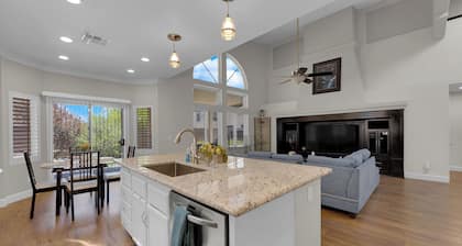 Luxury 5-bedroom house near to Strip