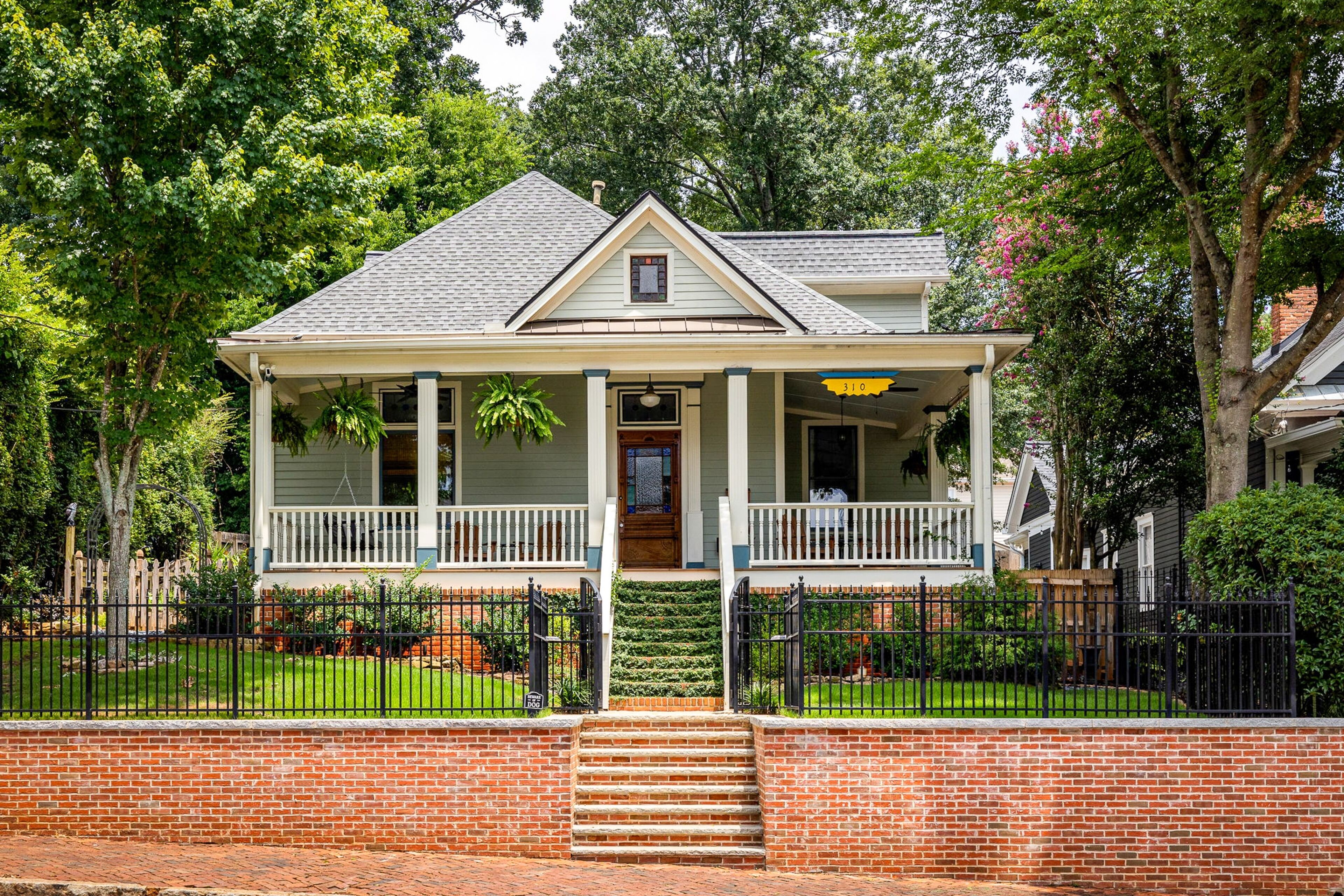 Cozy house with hot tub, fireplace + walking distance to Zoo Atlanta