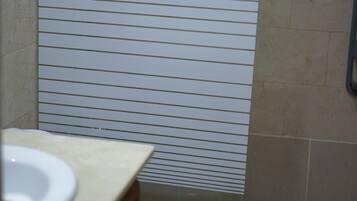 Deluxe Apartment | Bathroom | Shower, free toiletries, hair dryer, towels