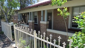 Property grounds - Stylish country cottage in central Orange (Orange)