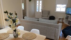 Interior - Stylish country cottage in central Orange (Orange)