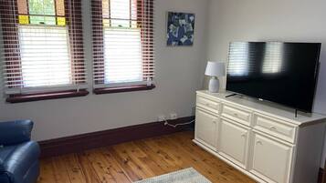 Fernseher, Tischtennisplatte