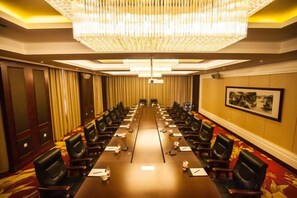 A conference room with a long table, chairs, and a chandelier. - Days Hotel by Wyndham Suixian Shennong (Sui County)