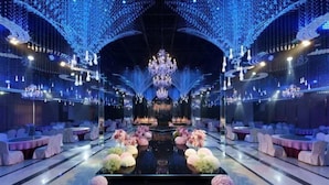 A banquet hall with a reflective floor, rows of round tables, and a central chandelier. - Days Hotel by Wyndham Suixian Shennong (Sui County)