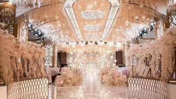 زفاف داخل الفندق