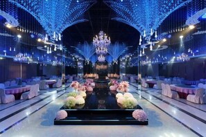A spacious hall with a reflective floor, a central floral arrangement, and a chandelier. - Days Hotel by Wyndham Suixian Shennong (Sui County)