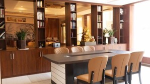 Lobby-lounge