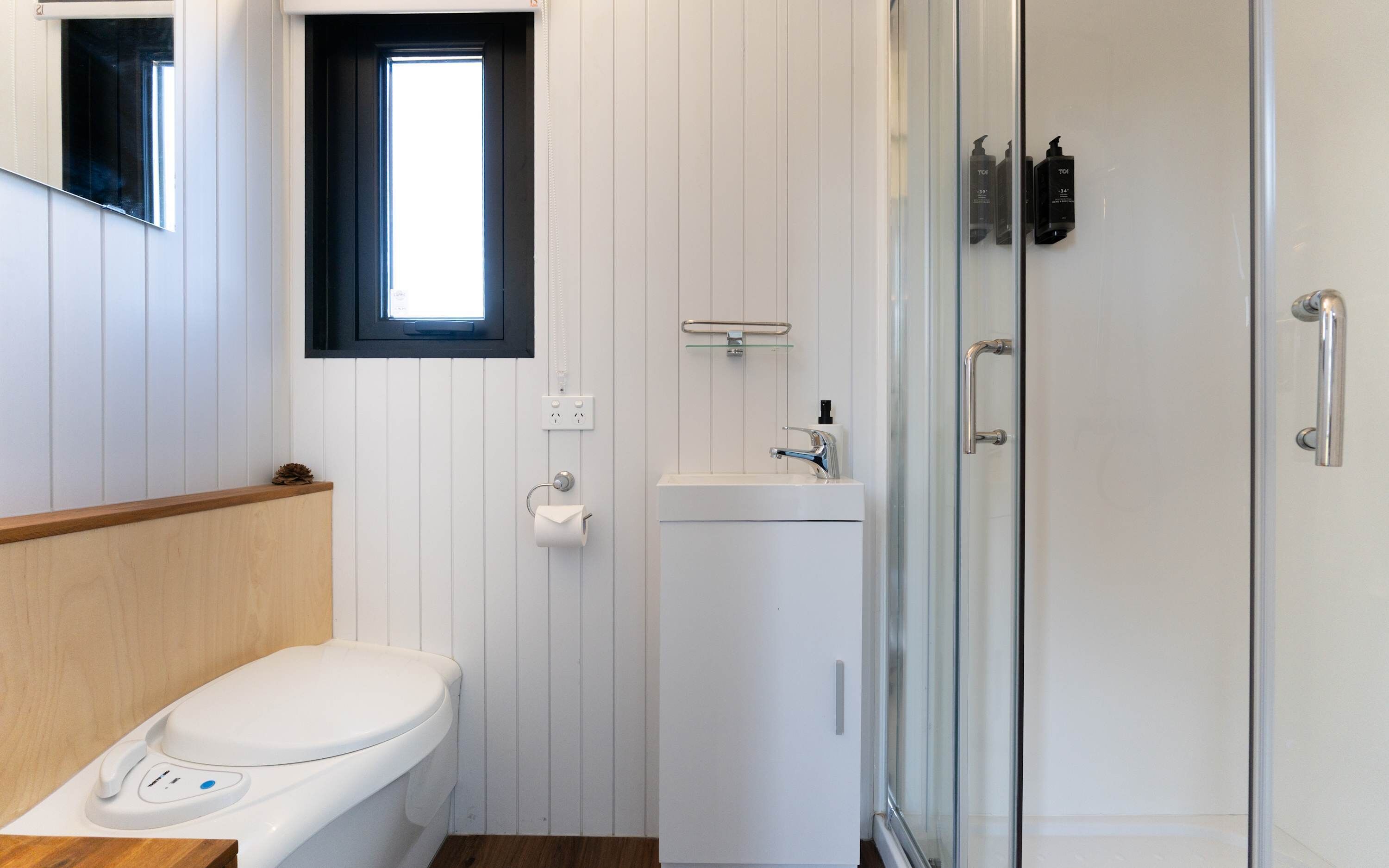Dusche, Haartrockner, Handtücher