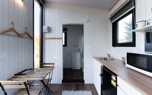 Refrigerador, microondas, parrilla de estufa y utensilios de cocina 