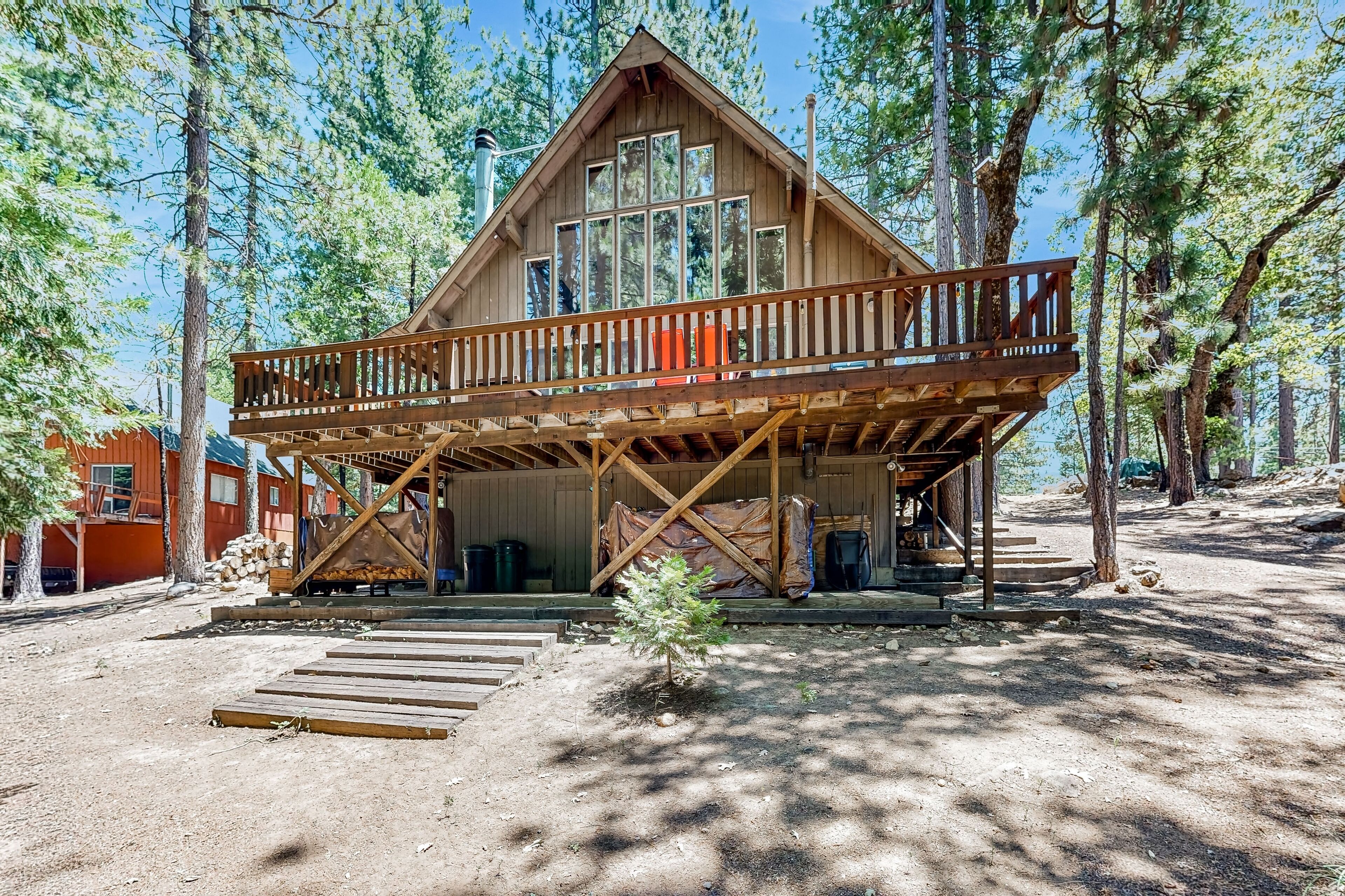 Woodsy cabin with large deck, bbq, firepit table