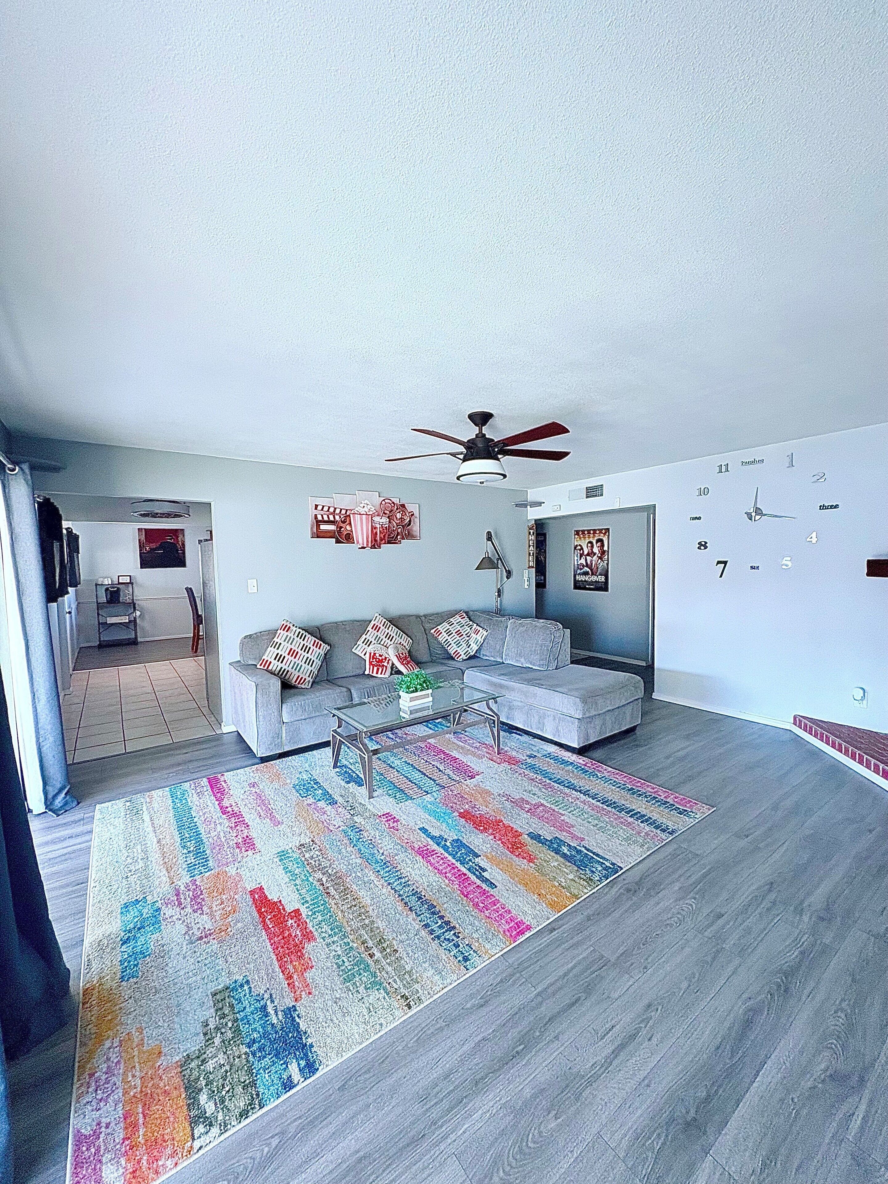 Una Smart TV, una chimenea