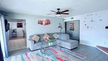 Una Smart TV, una chimenea