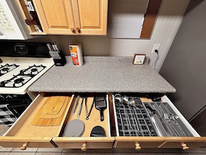 Fridge, microwave, oven, stovetop - CHARMING 3-BEDROOM HOUSE WITH AC AND WiFi CENTRALLY LOCATED IN YUMA (Yuma)