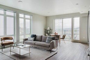 TV, stereo - Deluxe First Hill 2BR w/ Gym, BBQ & Rooftop Lounge, by Blueground (Seattle)