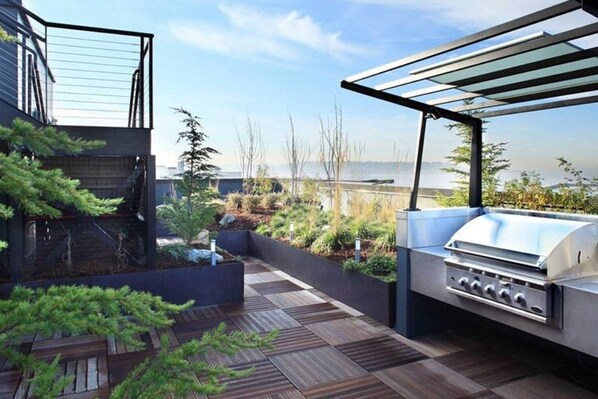 Terrace/patio - Lovely Lower Queen Anne 1BR w/ Gym, W/D & Lounge, by Blueground (Seattle)